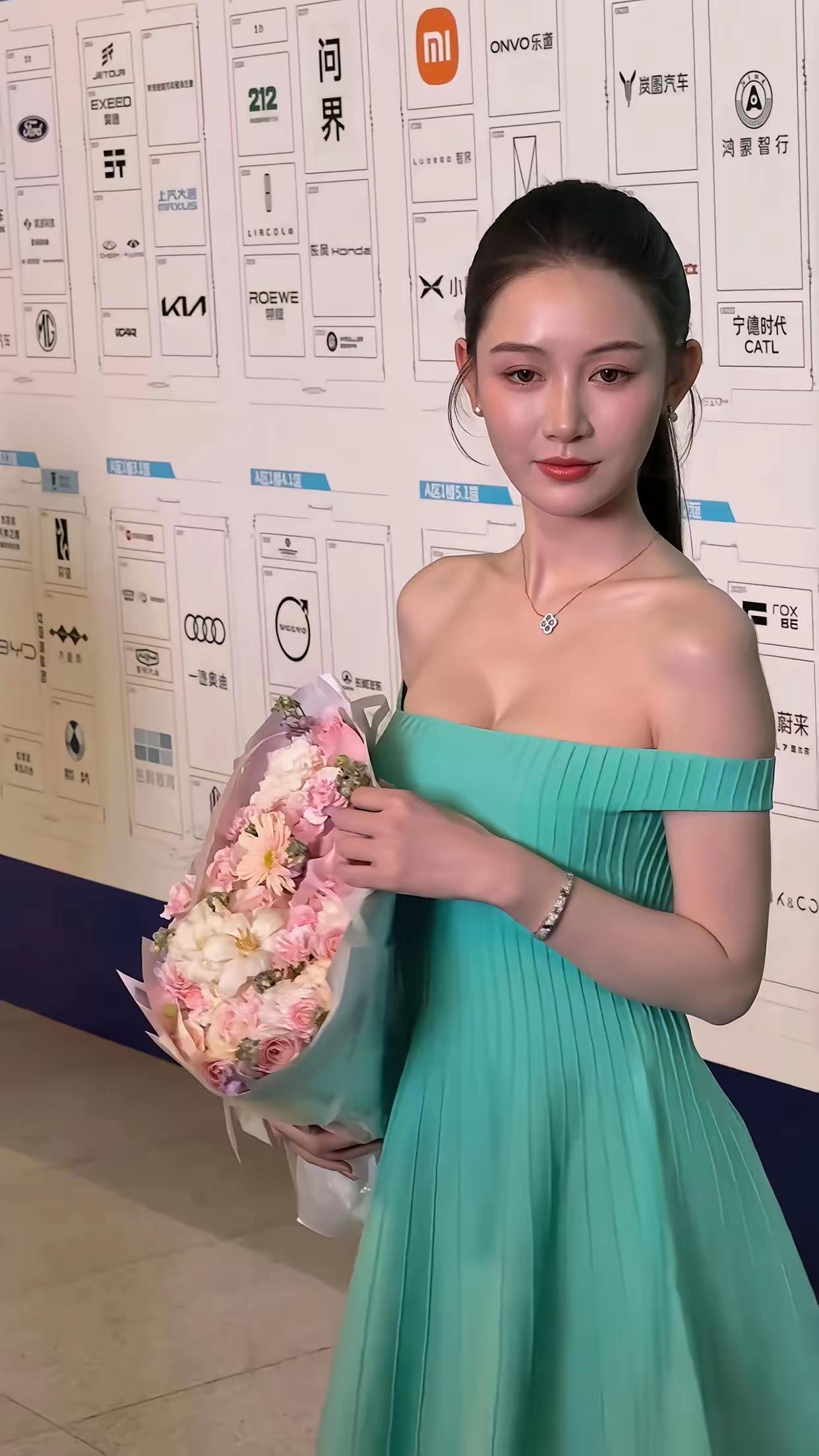 好像是一个很有名的车模，忘记名字了。