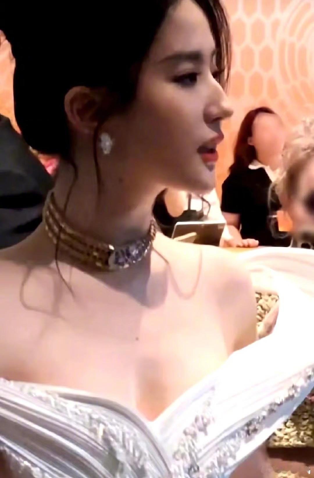 成都巨型刘亦菲成了网红打卡点 不得不说美得好像珍珠，人群中自带一层光晕隔离[aw