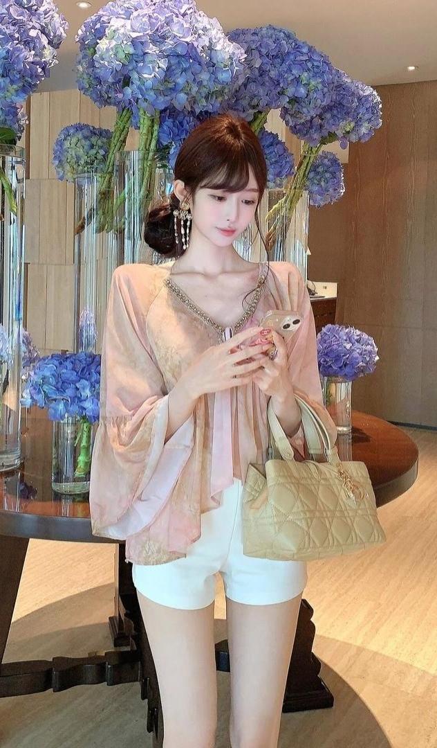 碎花雪纺衬衫自带甜美气质，搭配白色短裤清爽又舒适，粉色鱼嘴高跟鞋不仅显腿长，还很