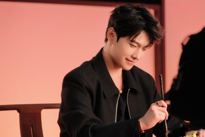 杨洋的面部折叠度令人惊叹谁懂啊！杨洋的骨相真的绝了，面部折叠度高到离谱，颜值比黄