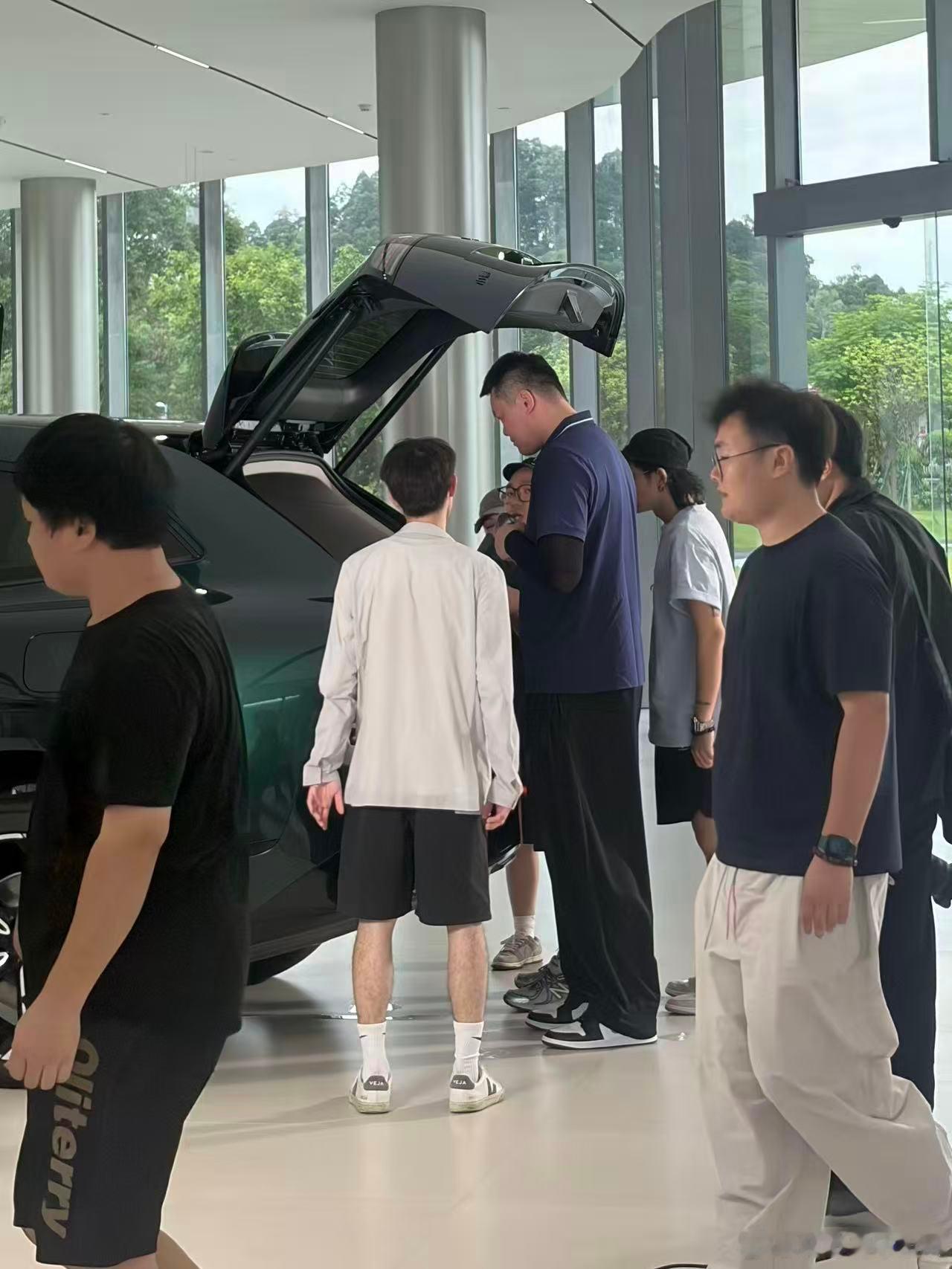 小鹏G9L超阔后排空间同级领先2米朱芳雨坐进小鹏G9L很从容小鹏G9L的旗舰空间