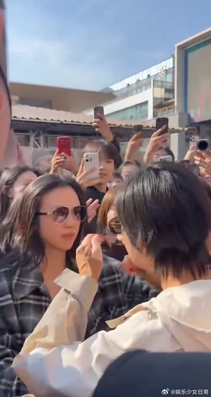 曝汤唯疑怀二胎汤唯说过，孩子是“独立的个体”，自己是“伙伴”。46岁若真的再当妈