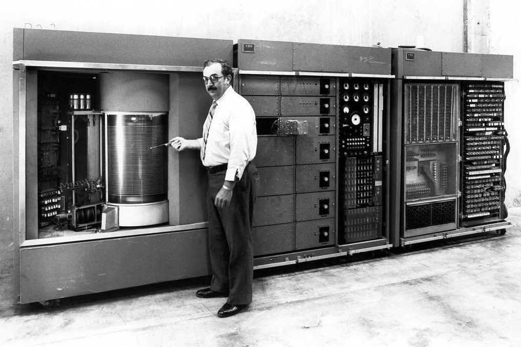 1956 年，3.75 MB；2026 年，1 TB。我们已经走了很远。 