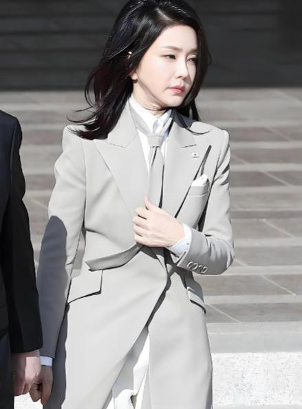 尹锡悦可能还不知道妻子金建希已经扛不住了，开始承认违法的事实了。虽然只是承认收受