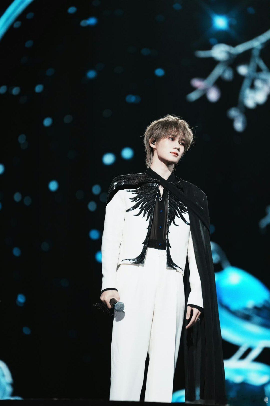 张真源六周年快乐，期待明天见 