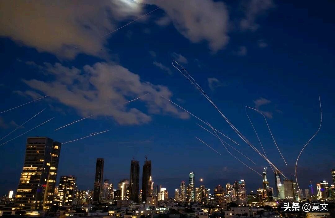 真炸了！美以联手对伊朗动手，导弹划破德黑兰天空的那一刻，中东彻底炸锅，全球跟着发