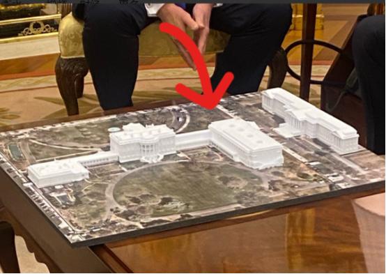 特朗普在白宫会见北约秘书长吕特时候，在桌子上特意放了白宫改造后的模型。新修建的白
