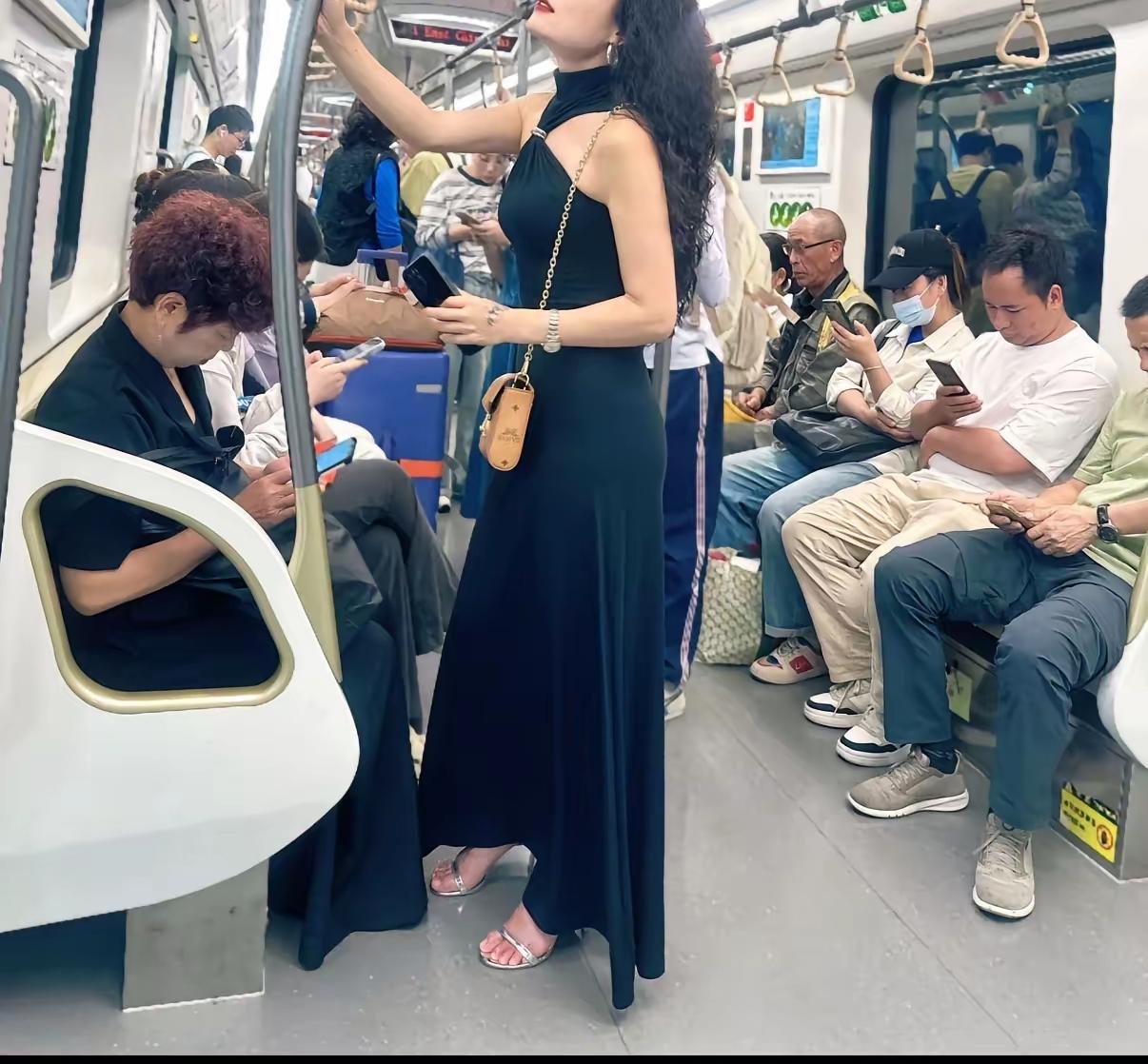 地铁上这么漂亮的美女，她站在那里仿佛成为大家欣赏的模特一般。坐了一路地铁，算是大