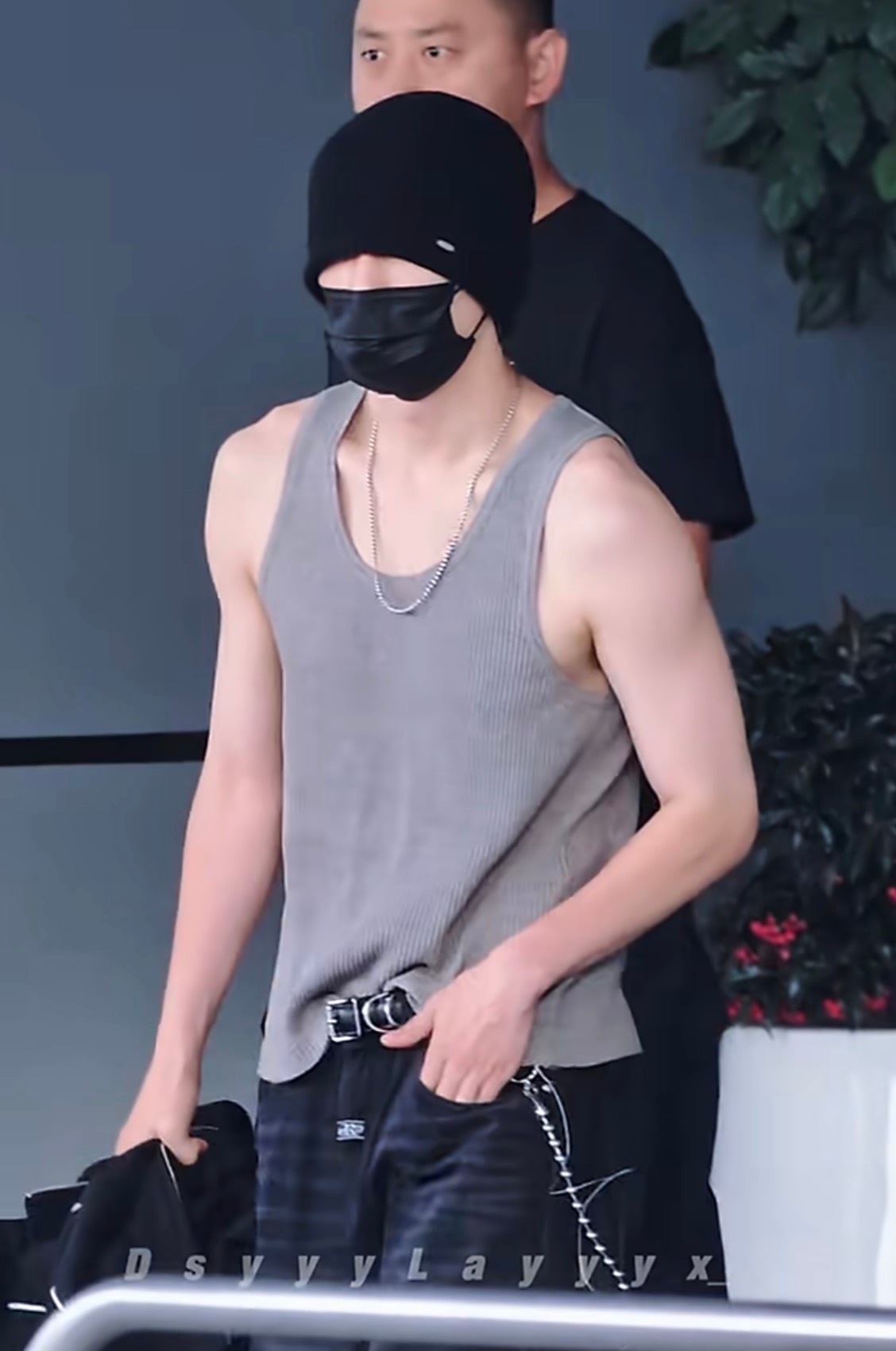 好白好瘦分层好明显hh那个蠢直男zp天天拿个雨伞给公主挡太阳cr：见logo 