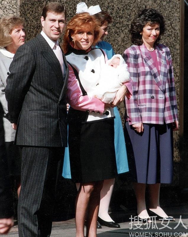 安德鲁王子女儿小时候好可爱，他前妻长得不咋地还给他戴绿帽子，如今安德鲁性丑闻缠身