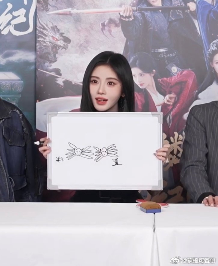 鞠婧祎首次参加追剧团 小鞠第一次参加追剧团也太灵动了！和姐姐同框氛围感拉满，手势