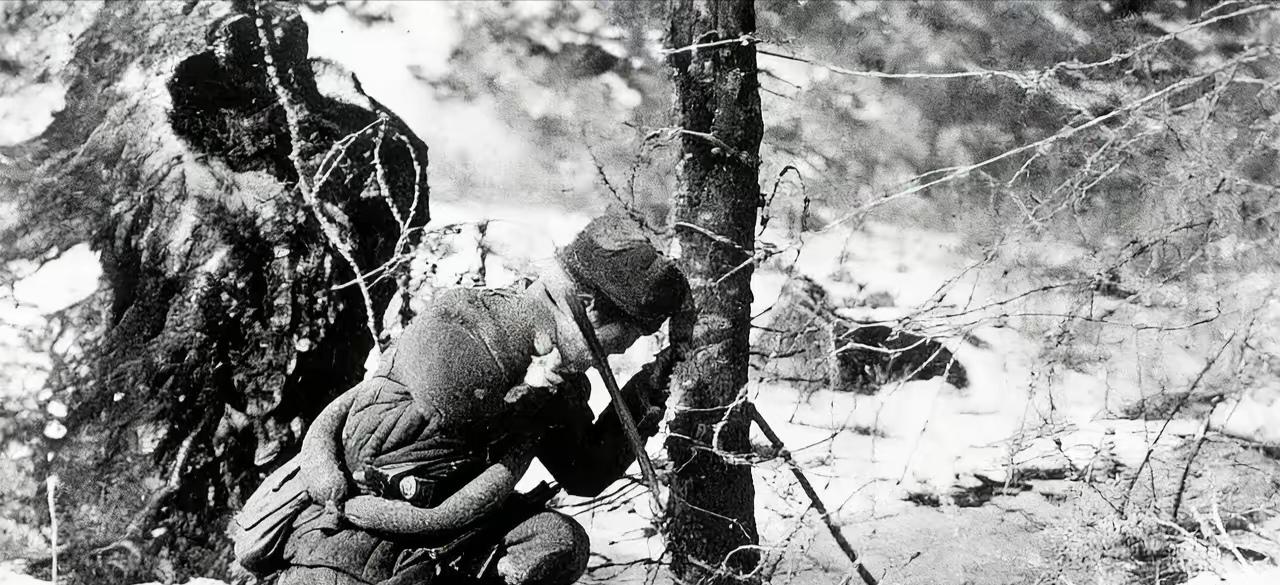 珍贵的老照片：志愿军战士在穿越敌人铁丝网时，不幸中弹壮烈牺牲！
 
这张照片的边