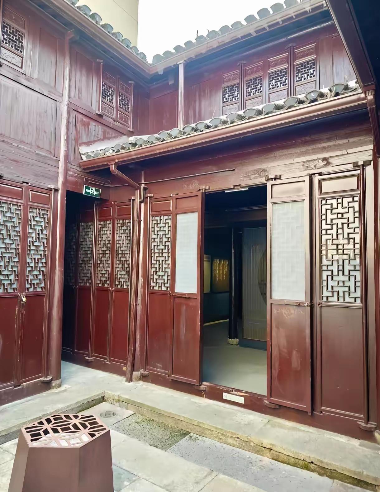 1960年代，钱学森给杭州市政府写信，主动提出要把杭州一套占地面积1.3亩的私有