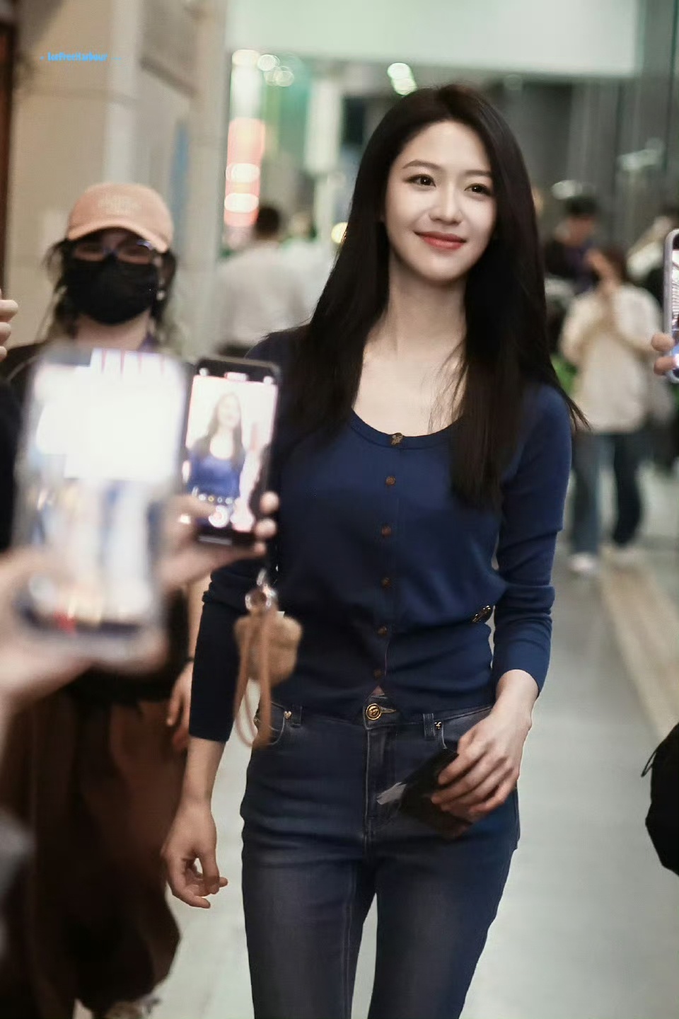 向涵之腰臀比 从时装周到日常私服都赢麻！不刻意的流畅比例，紧致不干瘪的健康曲线，