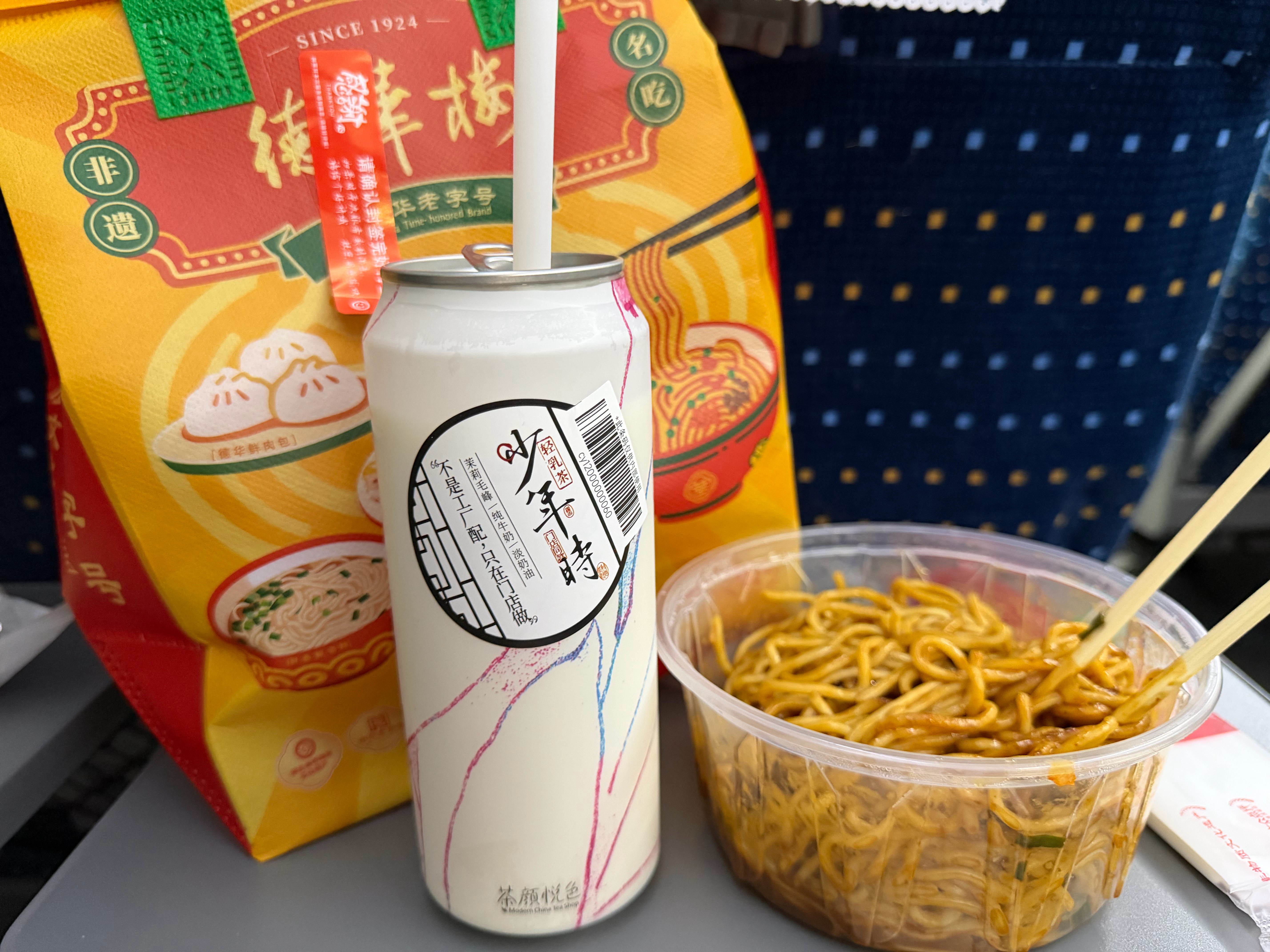 坐经过长沙和武汉的高铁标配就是喝着茶颜吃着热干面 武汉