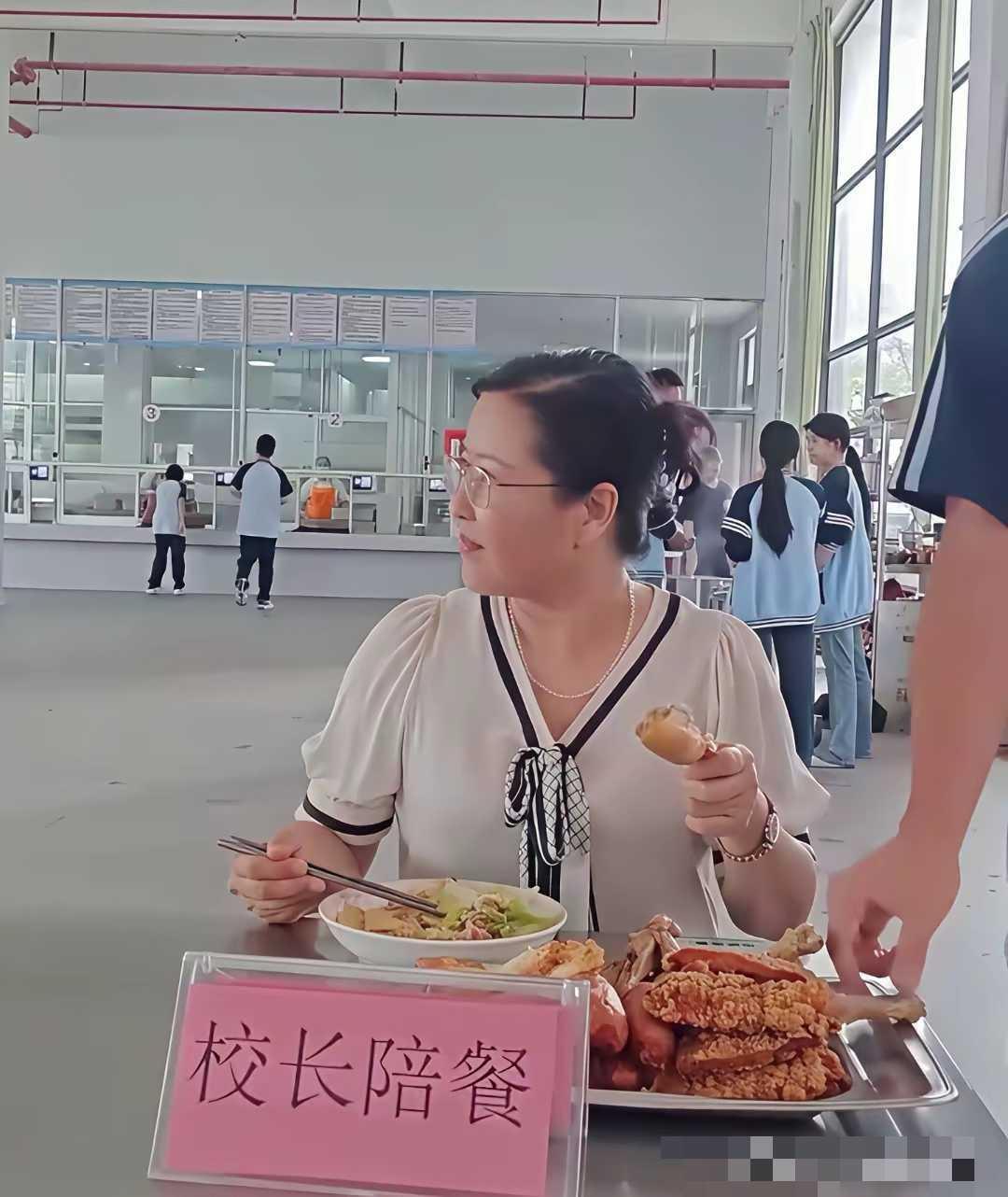 单独一桌，
大家觉得这样的校长陪餐有意义吗？
.