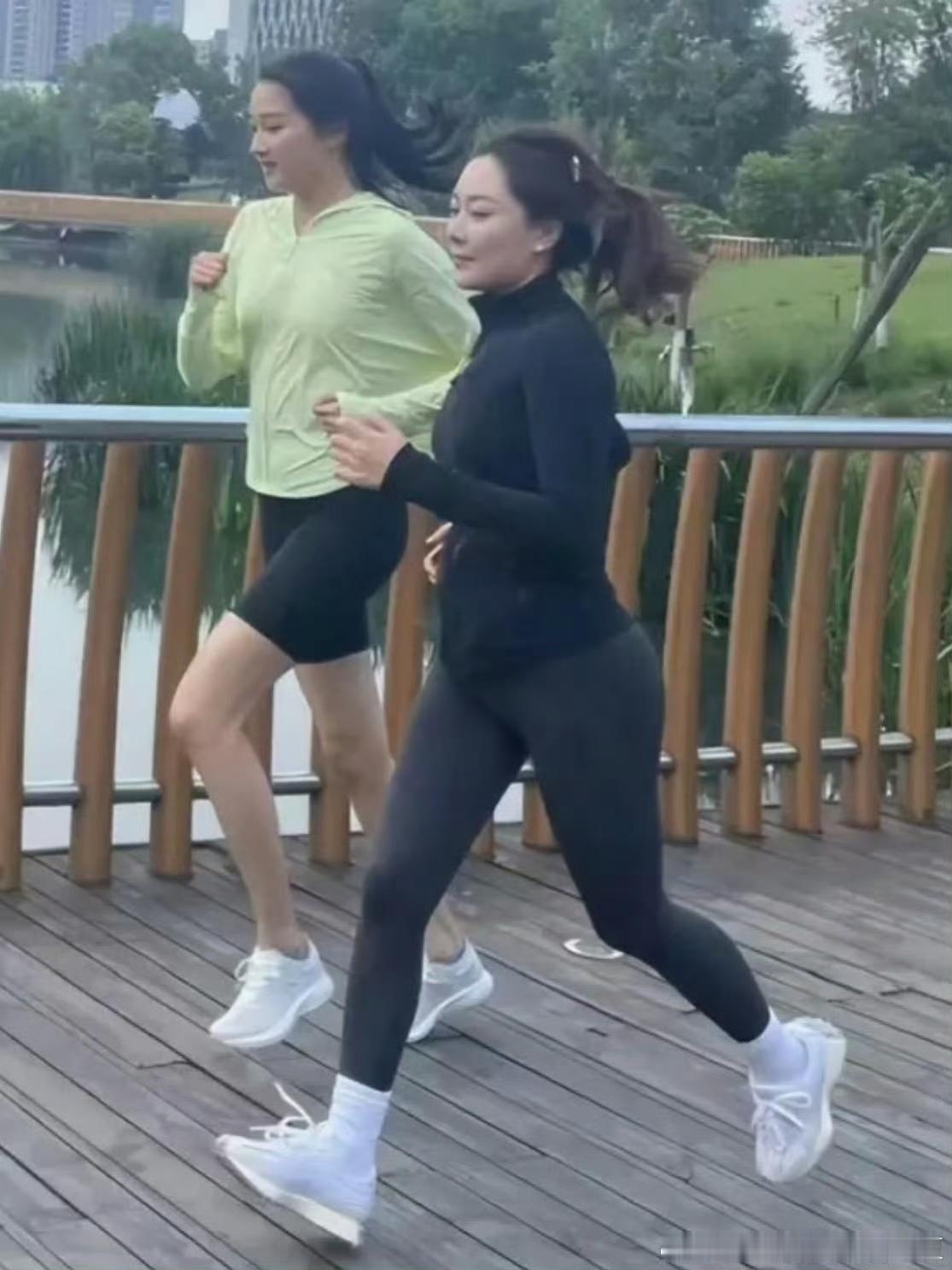 这便是普通人与明星的身材差别吗？
关晓彤晨跑被偶遇，
真应了一句热梗，
女明星的