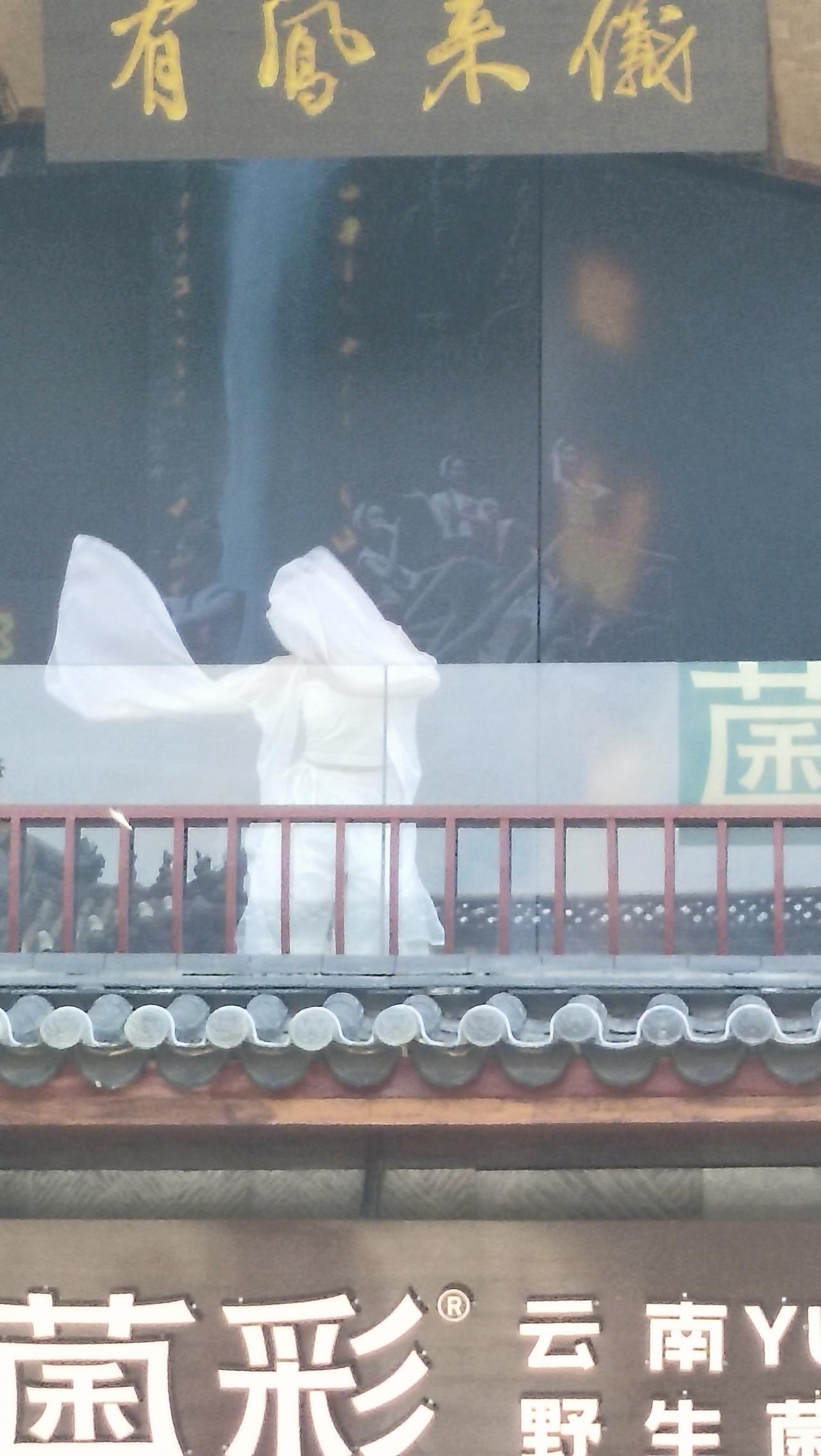 昆明的菌子店真多，竞争也激烈，为了招揽顾客，跳舞迎客是必须的了。