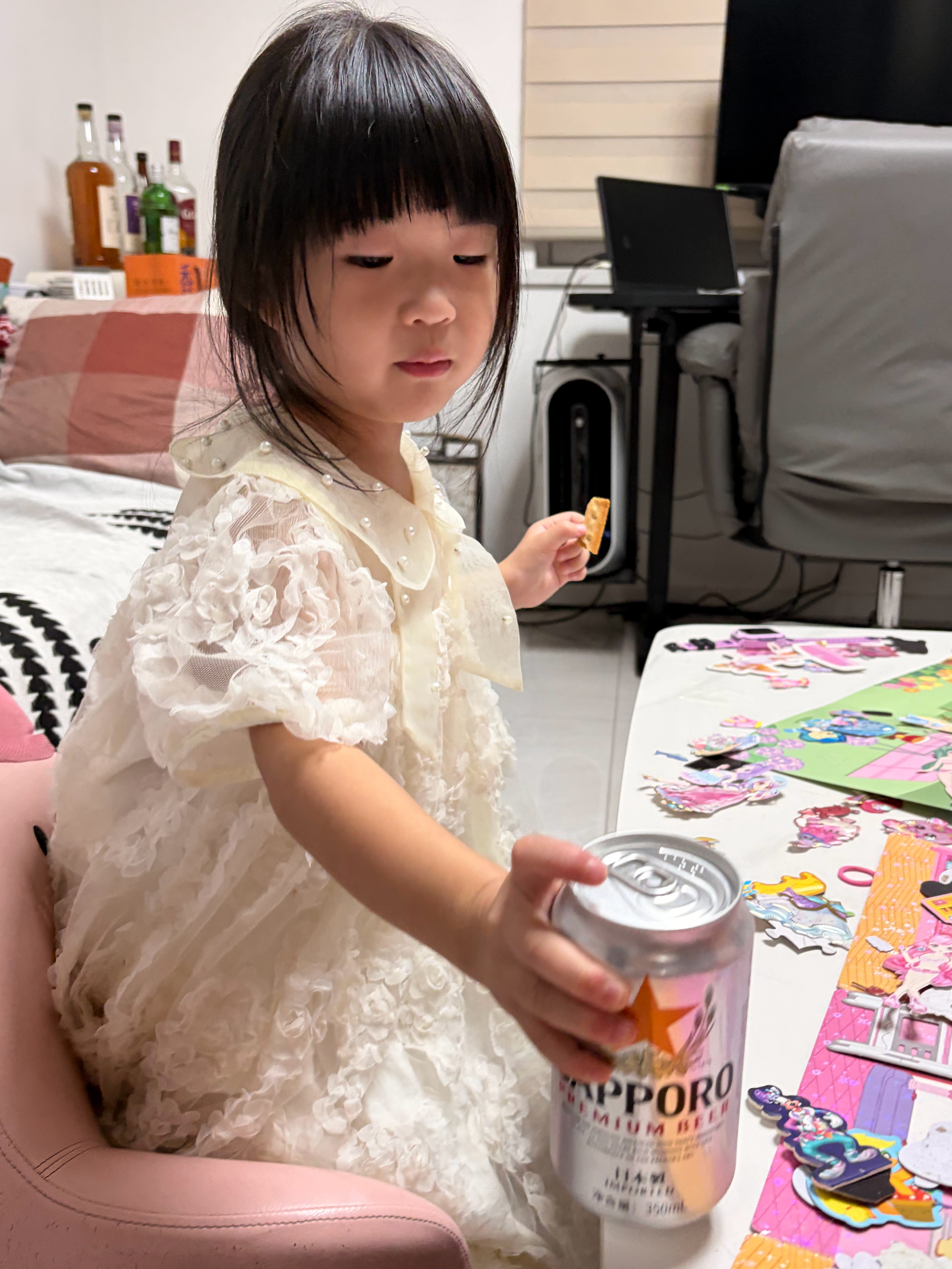 女儿帮我拿啤酒，语重心长对我说：啤酒得慢慢喝，不然你快速喝完，就没得喝了。 