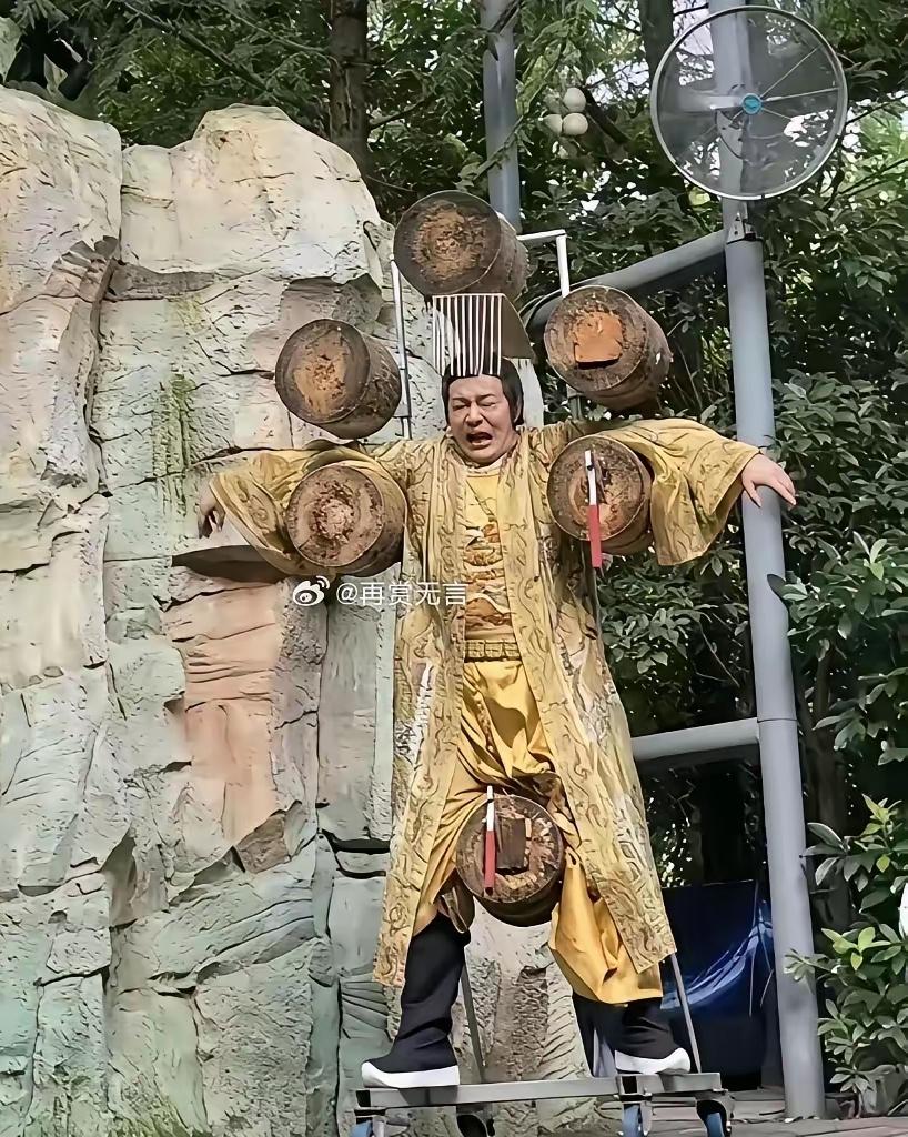 最帅气的李世明扮演者，郑国霖竟然沦落到景区做危险动作让人参观，看他的表情就知道有