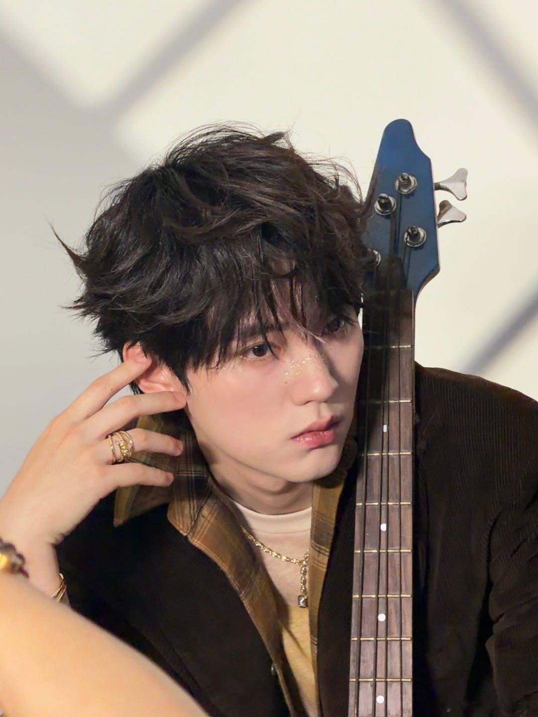 周翊然鼻梁碎钻爱豆妆 周翊然音乐节鼻梁碎钻爱豆妆，颜值直接封神！ ​​​