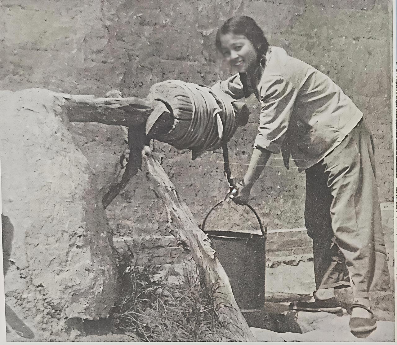 记录老照片背后的故事在农村下乡的时候，有一次晚上下工回来，做饭时发现缸里没水了，