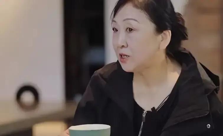 梁淞半夜给妈打电话评理，镜头里他缩在走廊尽头，声音压得比蚊子还低。
我盯着屏幕都