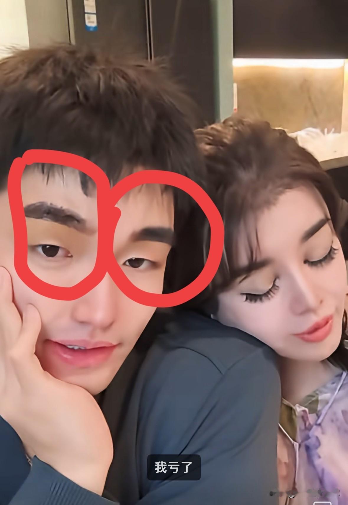 于文红给小男友纹眉了，现在就像趴两大虫子，真纳闷，男人纹眉前所未闻。

关键是本