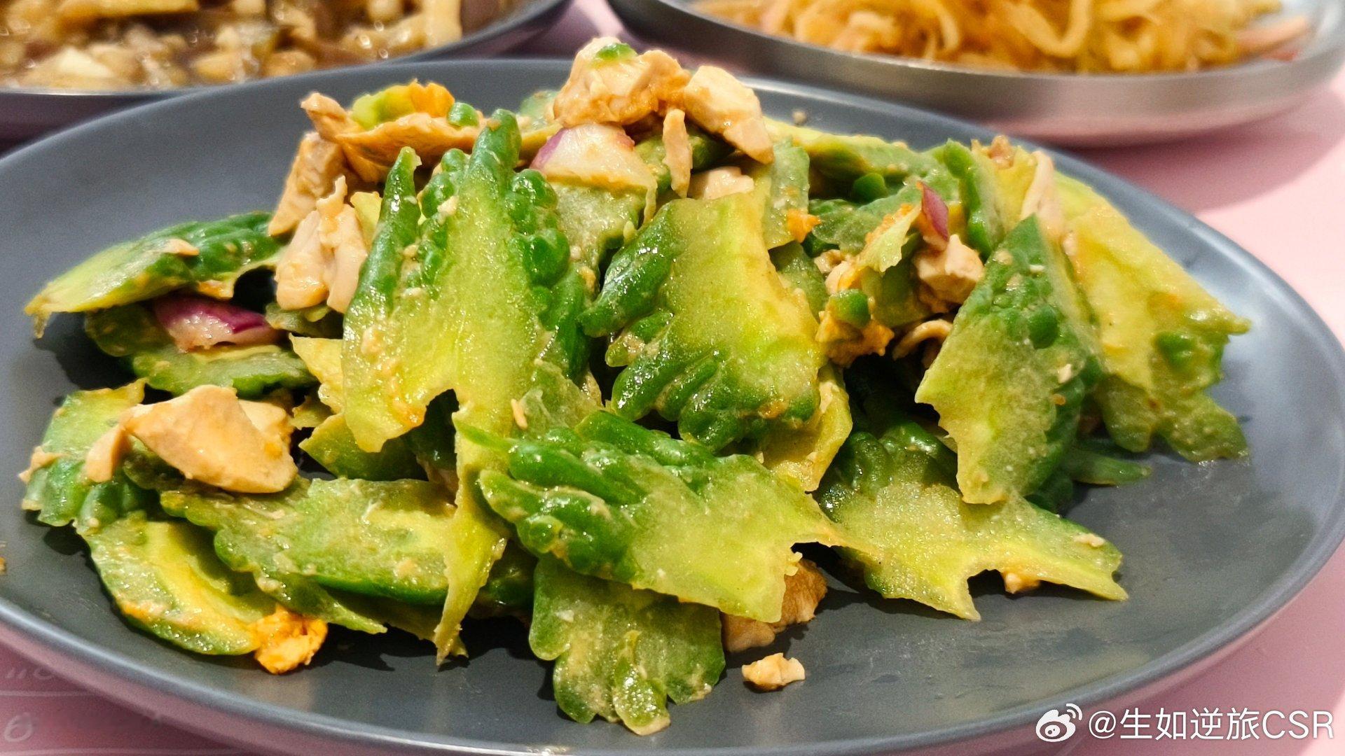 今日晚餐 天熱（上海成為國內新火爐城市），吃點苦瓜降降火。熗炒瓜皮，蒜蓉茄子，也