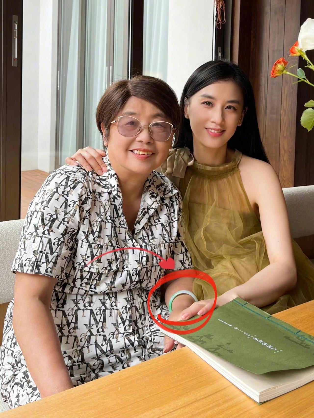 如果我是黄圣依，
我现在二话不说直接就和杨子复婚了。
不是因为离婚了没钱花，而是