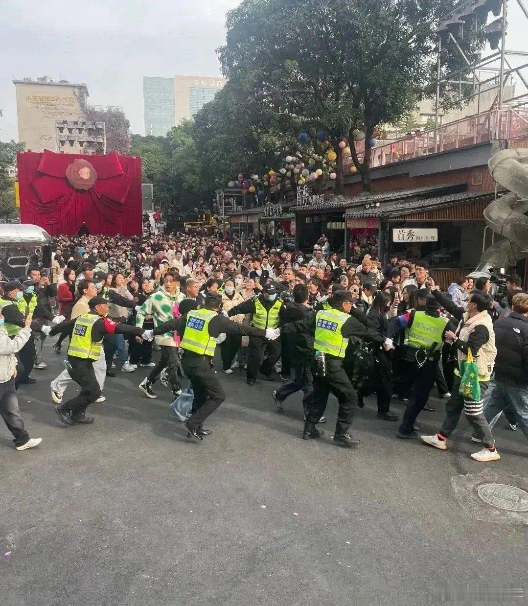 人山人海啊！吴卓羲现身佛山，好墟撼！ 