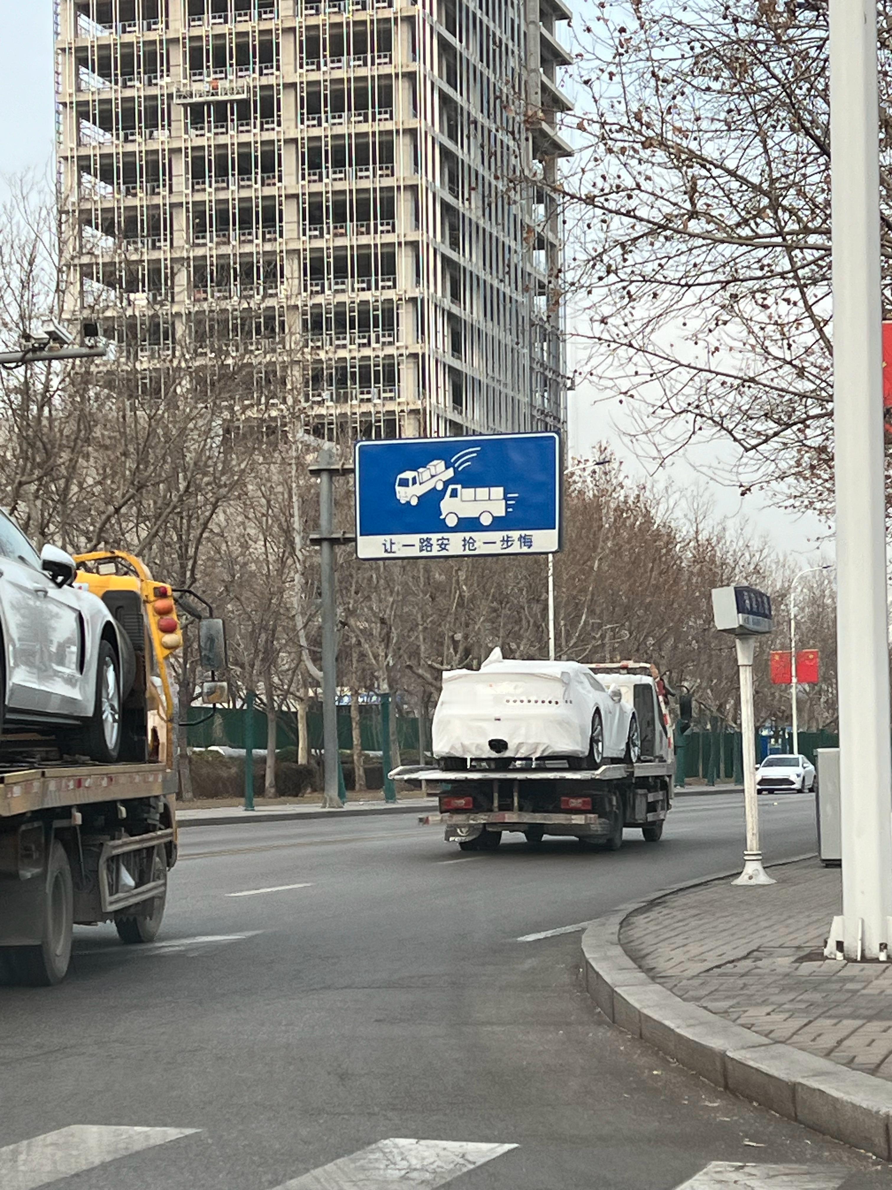 偶遇一台中规保时捷GT3这中出的排气，大尾翼，还有轮圈，太显眼了。保时捷的做工其