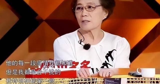 朱雨辰带着漂亮又会做饭的姜妍回家，满以为能换来母亲的认可。不料姜妍刚在沙发上坐下
