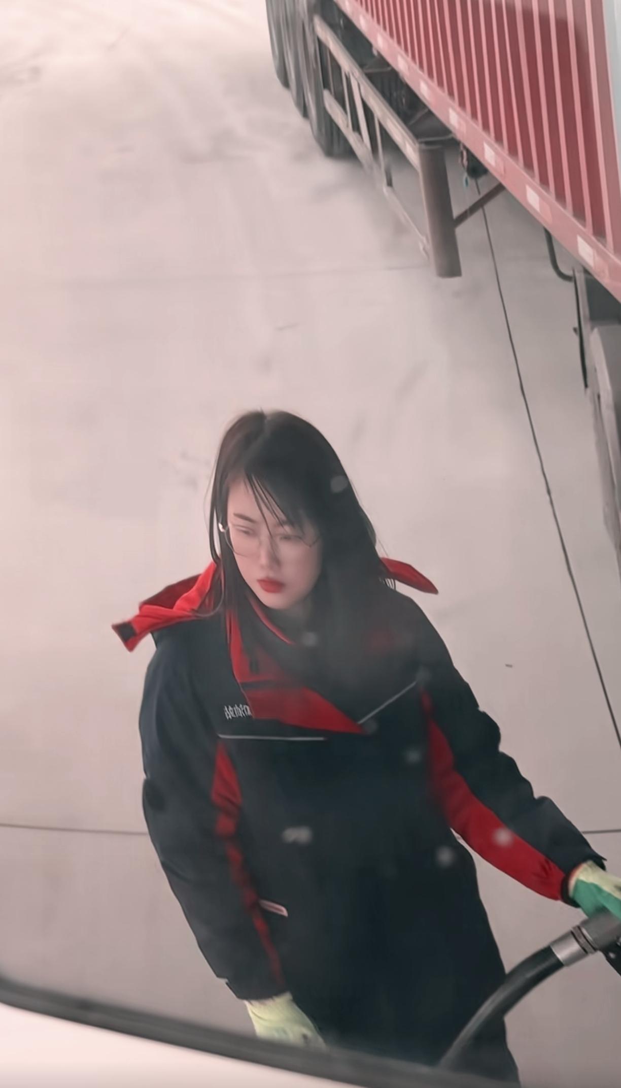 加油站加油员都这么漂亮吗？，怎么我每次加油，不是老大爷就是老大妈给我加？