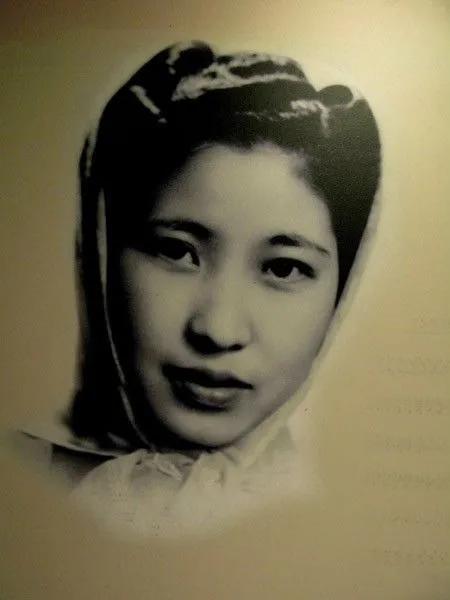 那天，傅雷为了情人将茶杯扔向妻子，妻子不但没生气，还给情敌打电话：“你快来家里，