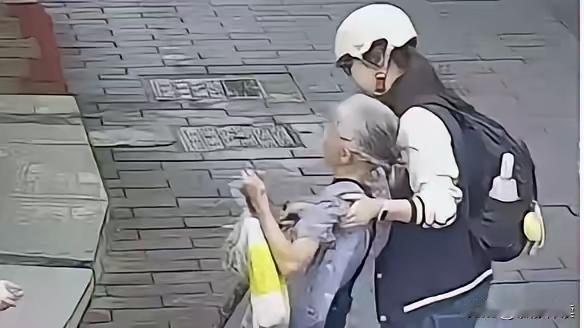 “真勇敢！”浙江杭州，17岁女孩骑电动车等红灯，看见一位老人摔倒在马路中央，后脑