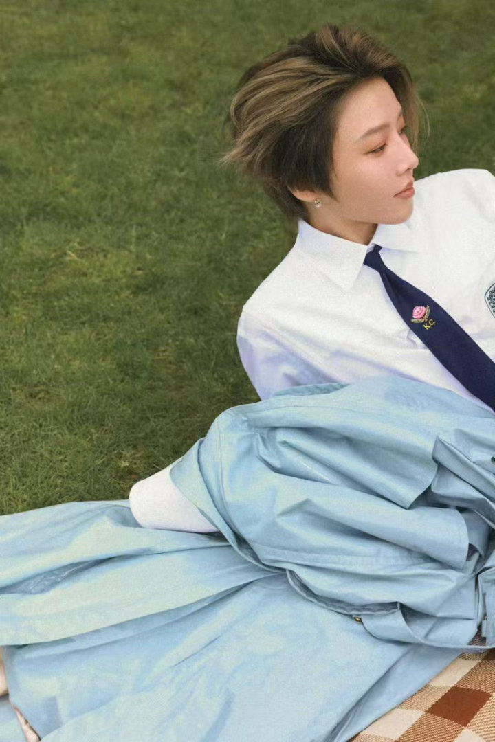 刘雨昕原创生日单曲 刘雨昕的声音在这首歌里很松，不是那种紧绷的、努力在唱的状态。