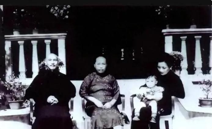 1937年，蒋介石和妻子回到奉化溪口镇祭扫祖坟，这是他和原配毛福梅以及妻子宋美龄