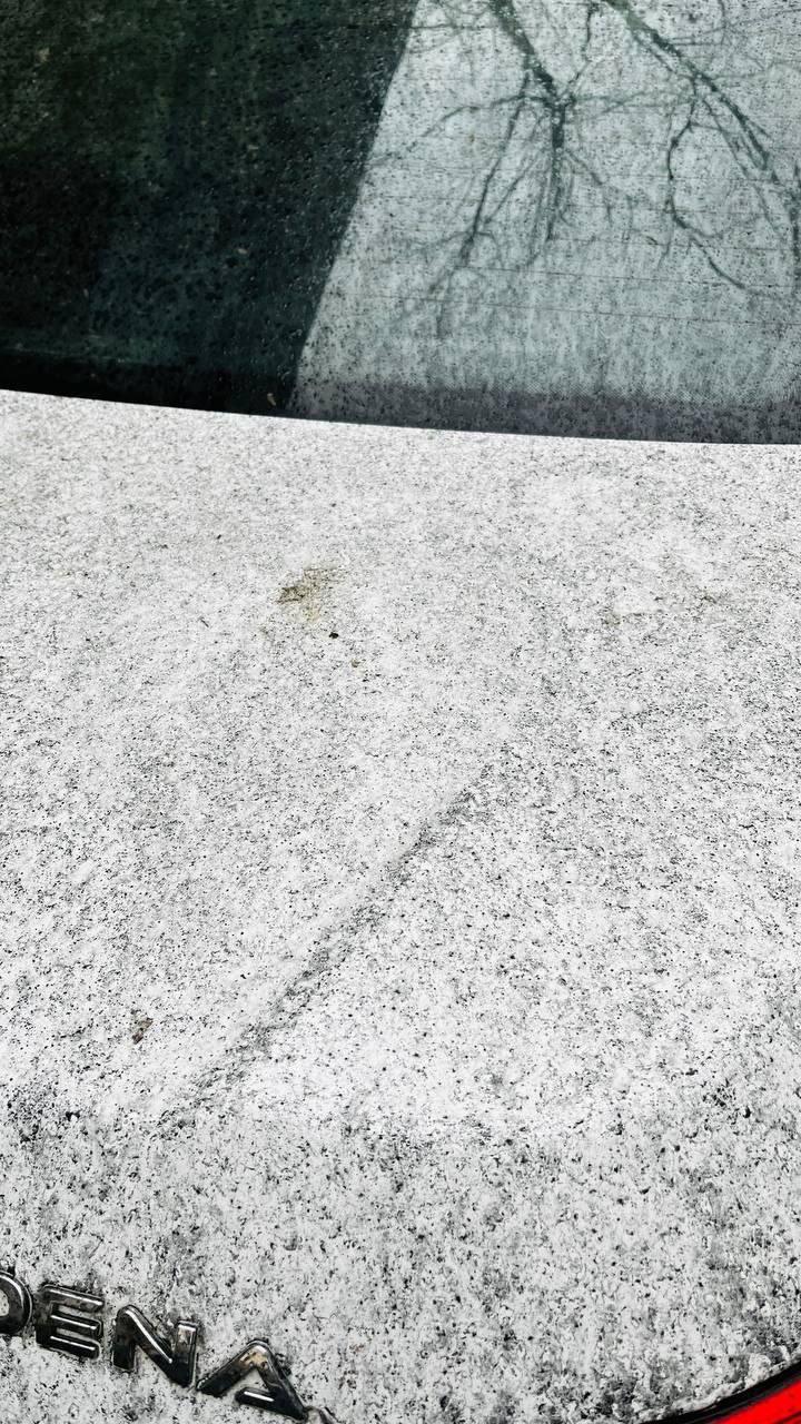 今天早上德黑兰的“油雨”：
石油蒸发后在空气中凝结。
就像水一样。真的在下雨……