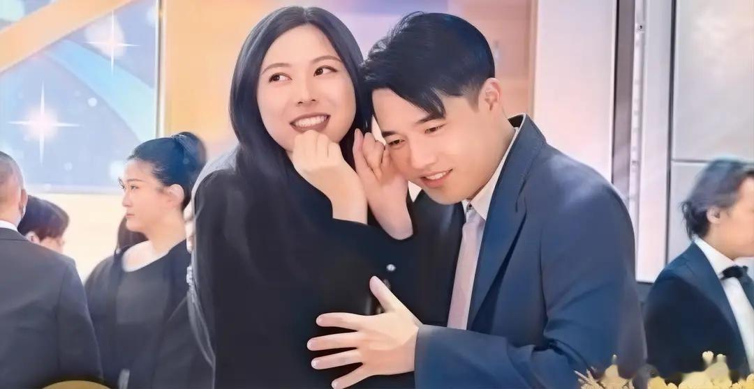 何猷亨与新女友近照曝光，相互依偎笑得甜蜜，女方一头长发好斯文！ 