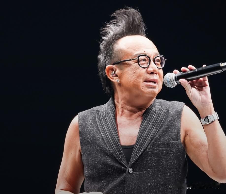 震惊！据台媒报道，61岁中国台湾歌手黄大炜猝死。
《你把我灌醉》红透半边天。
(