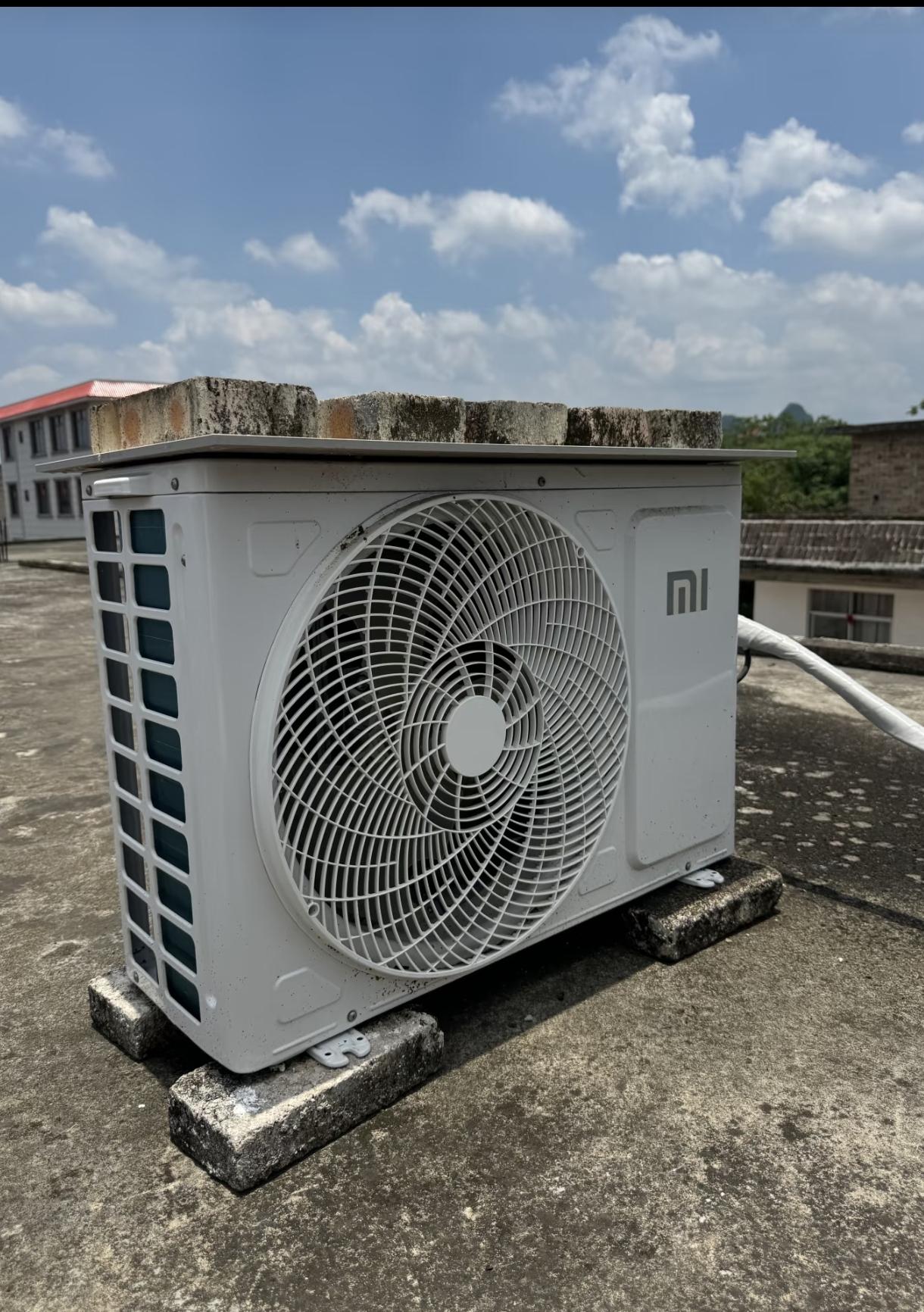 按物理化学里面热力学原理，楼顶直晒的地方温度高，会影响室外机散热，制冷效率下降，