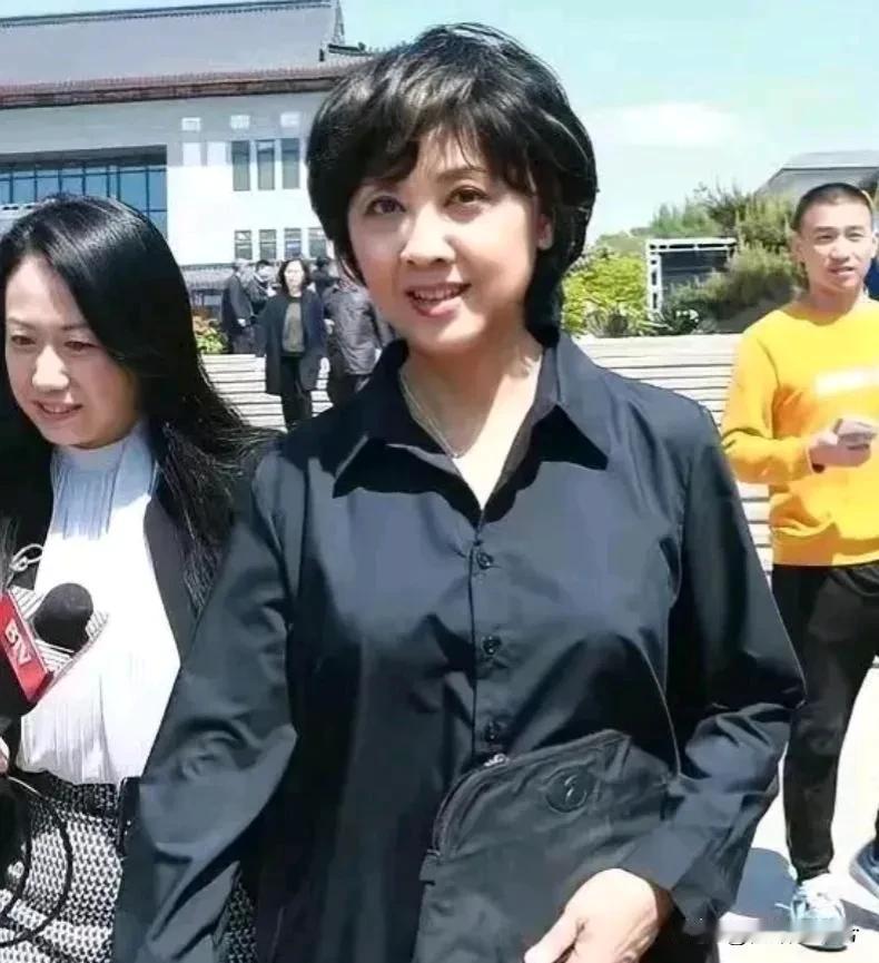 最美女儿国国王朱琳已经73岁了，73高龄的她依旧美得不像话。不去动脸、不做医美，