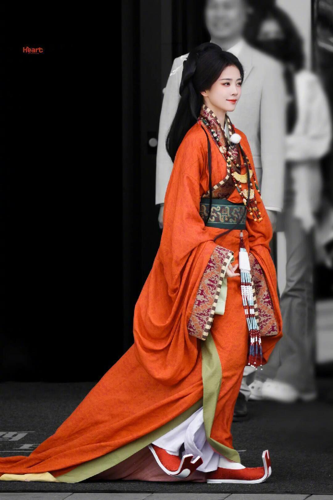 #咪咕星鲜事##白鹿先在综艺穿了战国袍#不笑的时候很有气势，一笑却又娇俏明媚简直