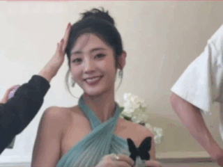 拍杂志封面，张艺凡的回复，让邢菲不知道怎么接？张艺凡和邢菲一起为某杂志拍封面，着