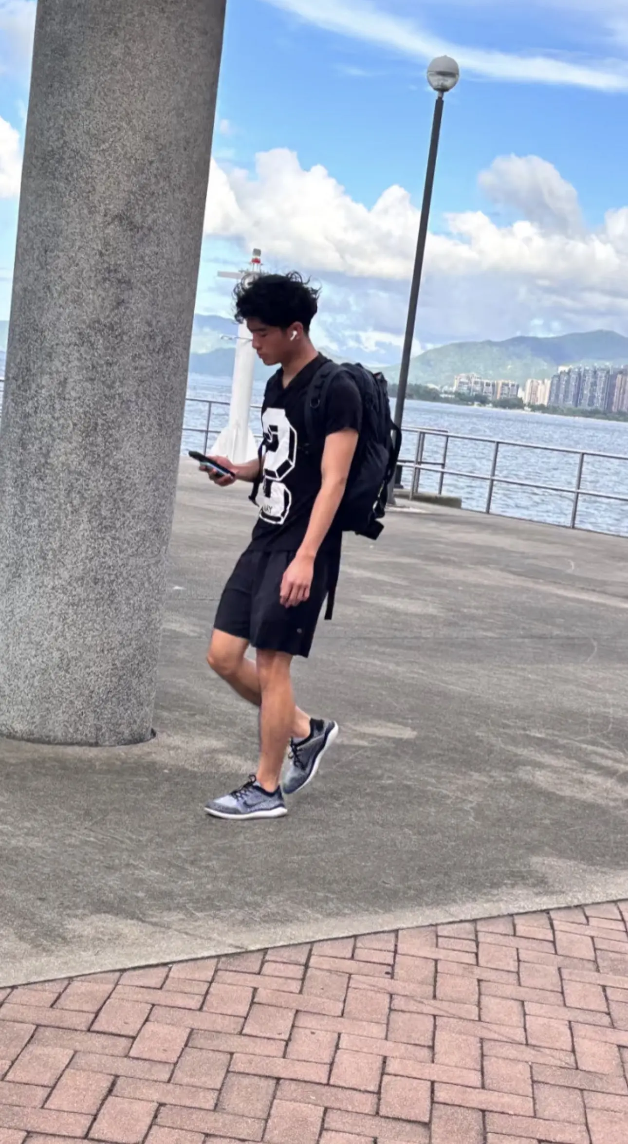 张柏芝大儿子被偶遇，非常有礼貌，网友和他打招呼会回应招手，被妈妈教育的真棒