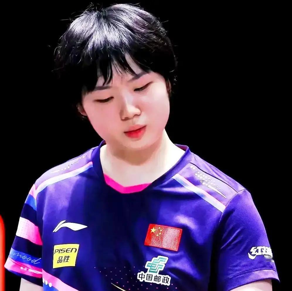 她的反手能拧穿对手防线，正手却像个泄气的阀门。
国乒00后蒯曼，正被自己“偏科”