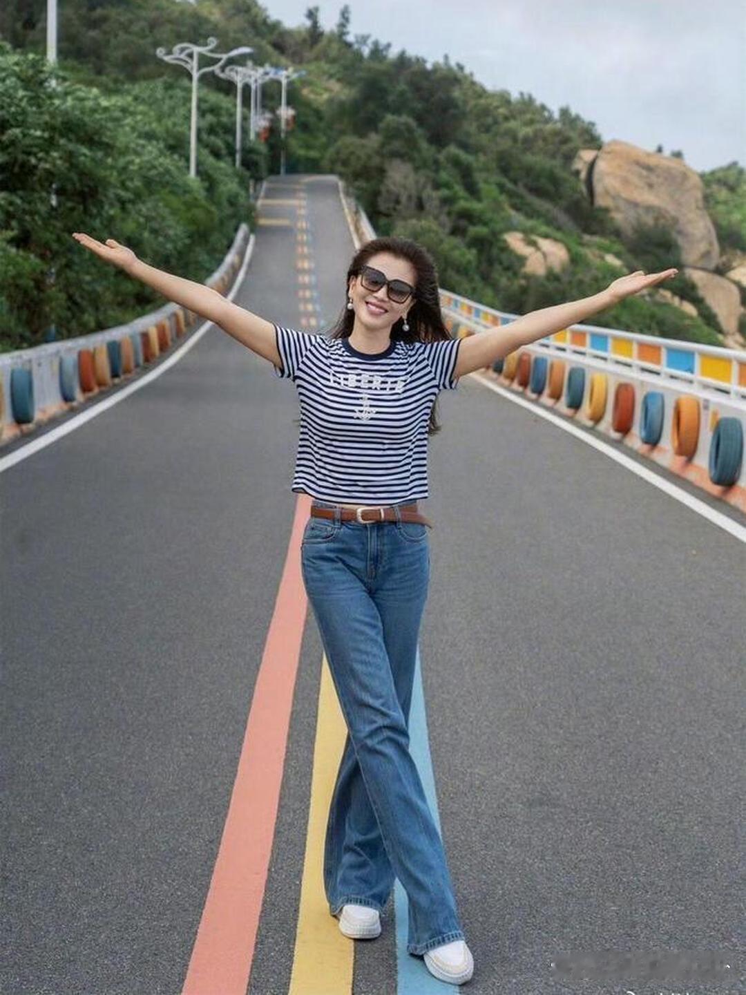 刘涛堪称中年女性穿搭范本，条纹短袖搭配牛仔裤再配上棒球帽，时尚感满满还十分显年轻
