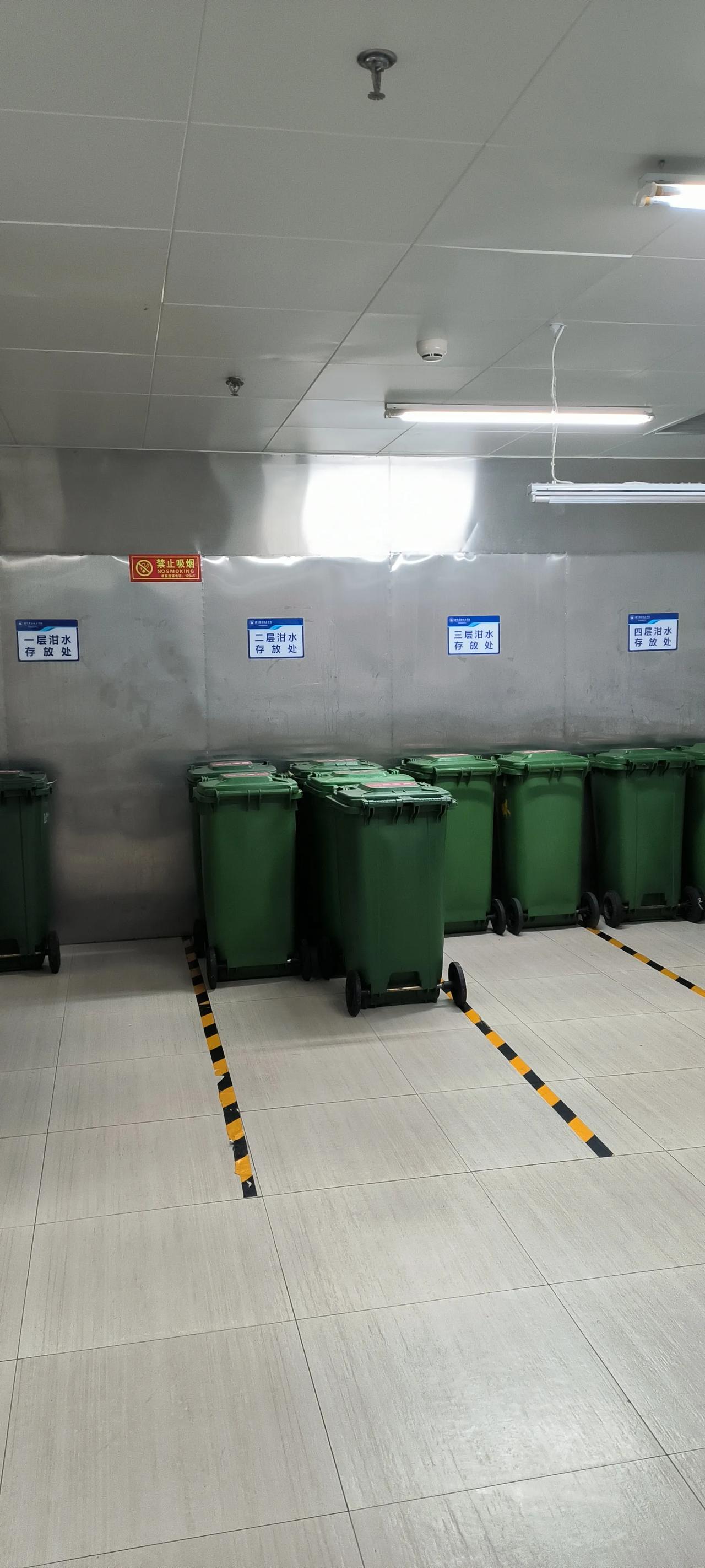 垃圾桶脏是正常不少人的   这一观念阻碍垃圾桶″升级″焕新


        