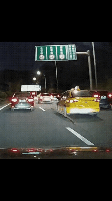 一辆正常行驶的红色出租车一个变道并线，可能被后面黄色出租车视为竞争对手越过界，一